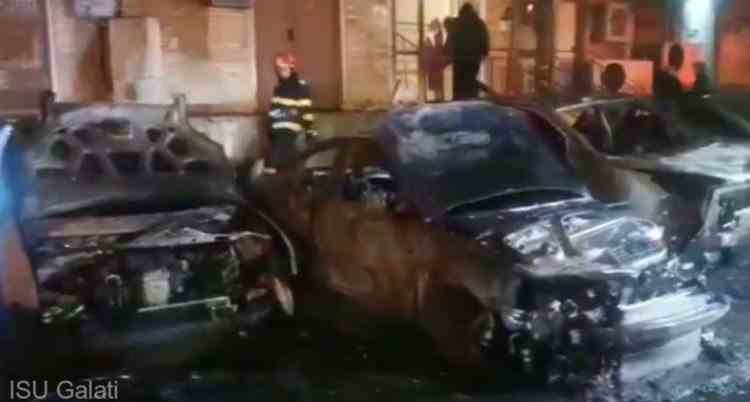 Cinci mașini au fost incendiate marți seara, într-o parcare din Galați