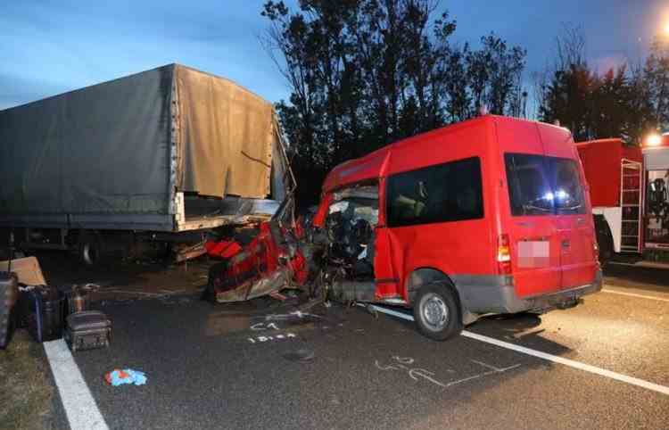 VIDEO: Microbuz cu pasageri români, implicat într-un grav accident pe autostrada M1 din Ungaria - Cinci români au murit