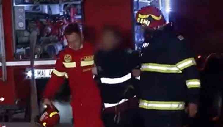 Pompier rănit, după ce a căzut de la înălțime, în timpul unei intervenții la un incendiu din București