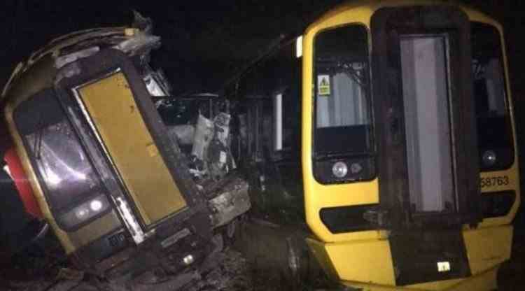 Mai mulți pasageri au fost răniți, după ciocnirea a două trenuri în Marea Britanie