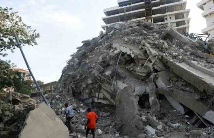Peste 100 de muncitori rămași blocați sub dărâmături, după prăbușirea unui bloc aflat în construcție, în Nigeria