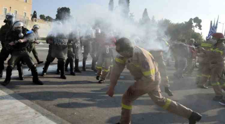 Pompieri protestatari, împrăștiați de polițiști cu gaze lacrimogene și tunuri cu apă, la Atena
