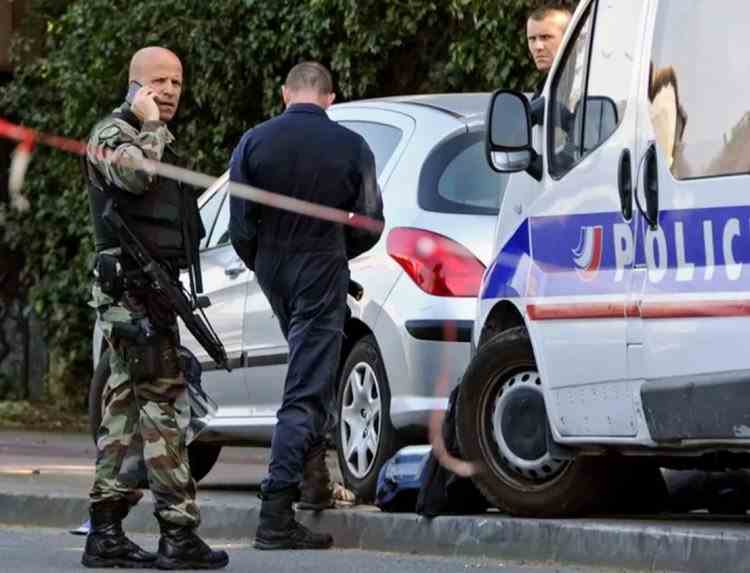 Polițist rănit într-un atac cu cuţitul la Cannes - Se ia în calcul o posibilă „pistă teroristă”