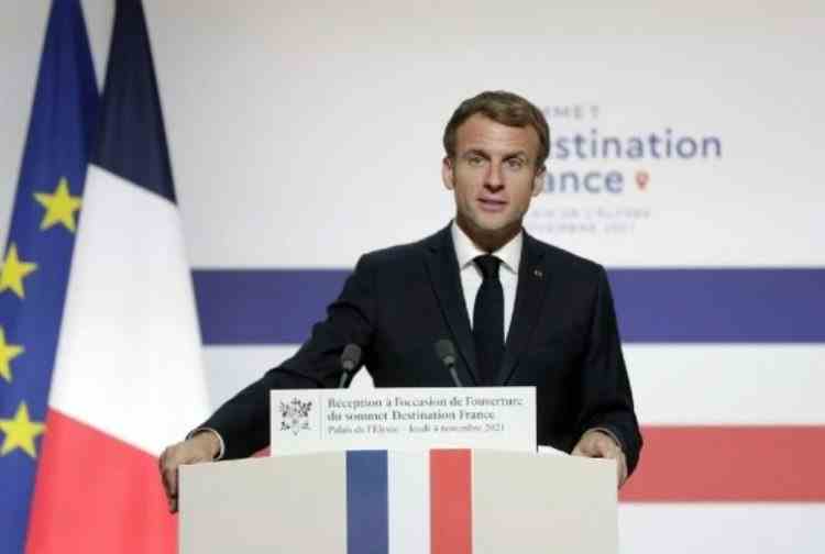 Președintele Emmanuel Macron a schimbat culoarea drapelului Franței fără să anunțe