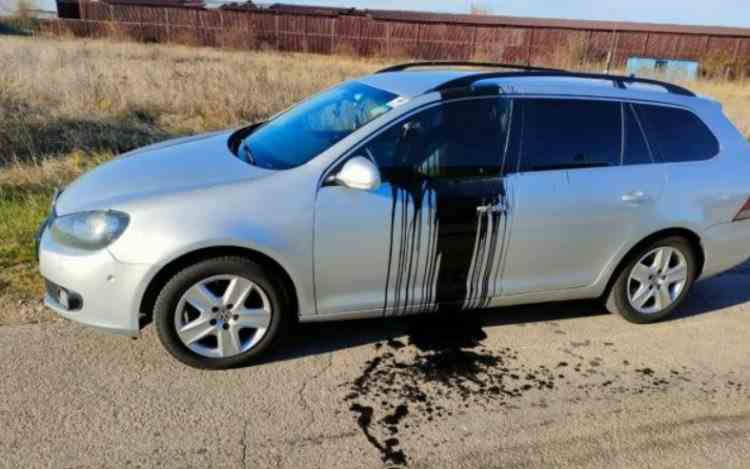 VIDEO: Un șofer s-a trezit cu mașina mânjită cu ulei de motor ars, după o șicanare în trafic