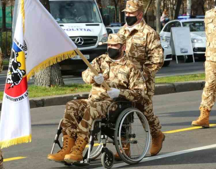 Un militar rănit în Afganistan a participat la parada de 1 Decembrie: A trecut pe sub Arcul de Triumf în scaun cu rotile
