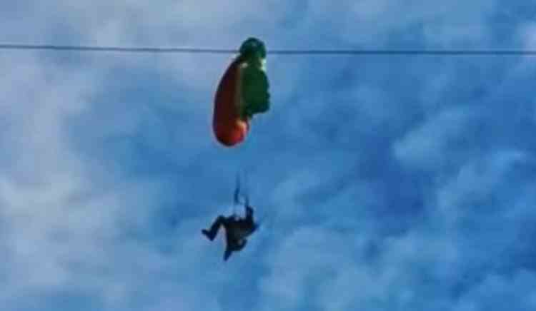 VIDEO: Parașutist agățat de cablurile telecabinei din Poiana Brașov - Bărbatul a căzut de la 40 de metri
