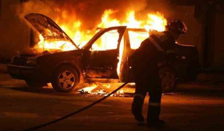 Maşina şefului de post dintr-o comună din Tulcea, incendiată intenționat de un tânăr de 21 de ani