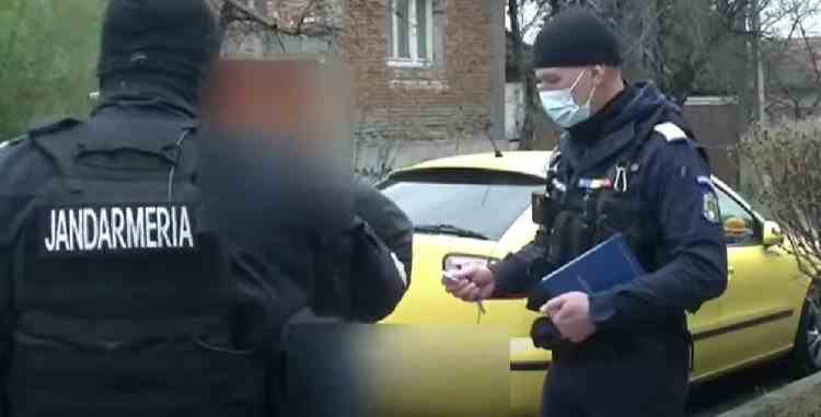 VIDEO: Un bărbat din Arad a fost amendat de jandarmi, pentru că a înjurat pe Facebook