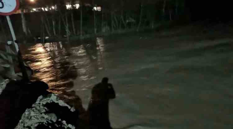 Inundații în mai multe sate din Munții Apuseni - Cod Portocaliu de ploi, în mai multe zone din țară