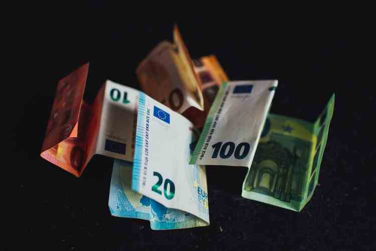 La 20 de ani de la adoptarea Euro, miliarde de monede și de bancnote nu au fost încă schimbate - Germanii, campioni la ținutul banilor „la saltea”