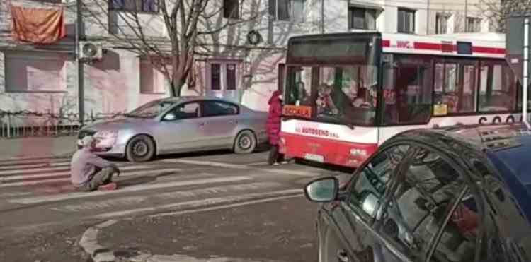VIDEO: Instructor auto bătut pe stradă, la Vaslui, de un bărbat supărat că și-a pierdut banii la păcănele