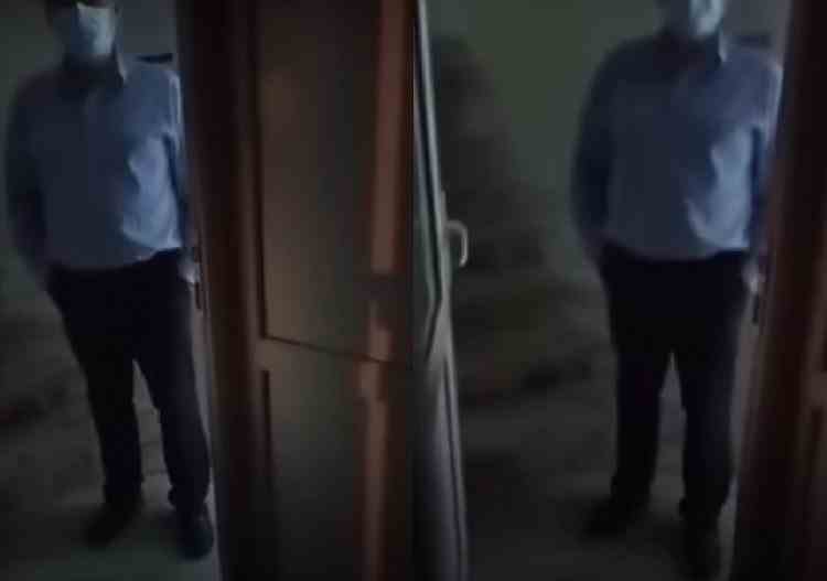 VIDEO: Un bărbat, care trebuia să fie în carantină, s-a filmat în timp ce făcea scandal și înjura un polițist, chiar în sediul Poliției Suceava