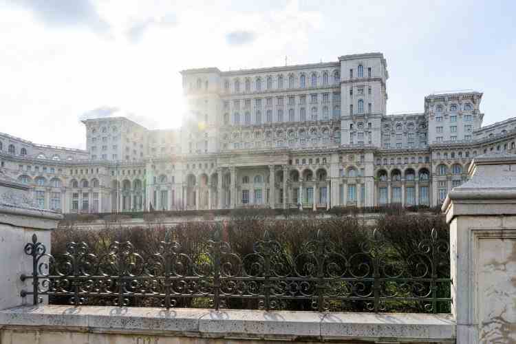 Parlamentarii ar putea cheltui 20 de milioane de euro pentru schimbarea ferestrelor Casei Poporului
