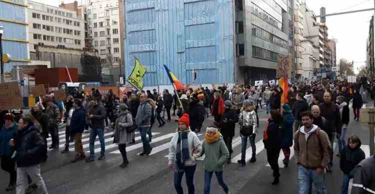 VIDEO: Mii de oameni au protestat la Bruxelles, împotriva noilor măsuri sanitare