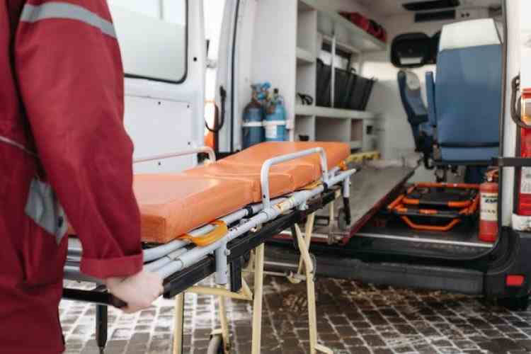 Un șofer de TIR român și-a sufocat colegul de echipaj și l-a atacat cu un cuțit, într-o parcare din Austria