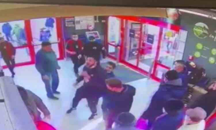 VIDEO: Un bărbat a devenit violent cu agenții de pază ai unui supermarket din Buzău, după ce i s-a atras atenția să poarte mască de protecție în magazin