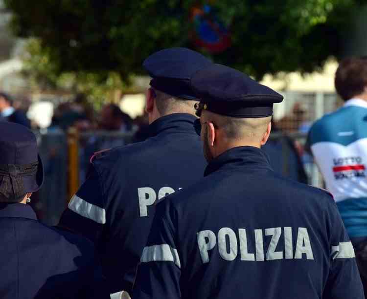 Polițiștii italieni sunt revoltați pentru că trebuie să poarte măști de protecție roz
