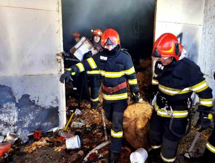Incendiu de proporții la două magazii cu tutun și îmbrăcăminte, din Vama Giurgiu - Focul, stins după 9 ore, ar fi fost pus intenționat