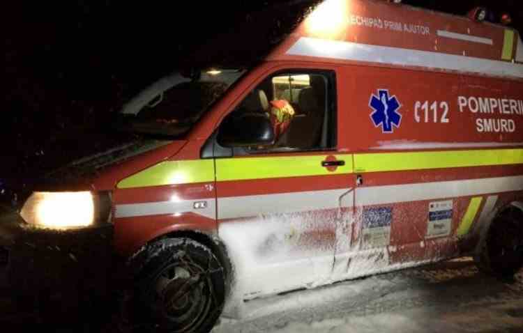 O persoană a murit și o alta se află în stare critică, după ce s-au dat pe zăpadă cu un colac tras de maşină
