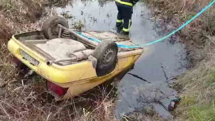 Bărbat din Dolj găsit mort în mașină, după ce s-a răsturnat într-un canal