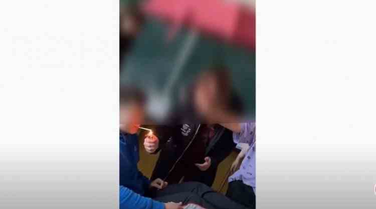 Mai mulți elevi din Ploiești riscă exmatricularea, după ce au făcut grătar și au fumat în sala de clasă