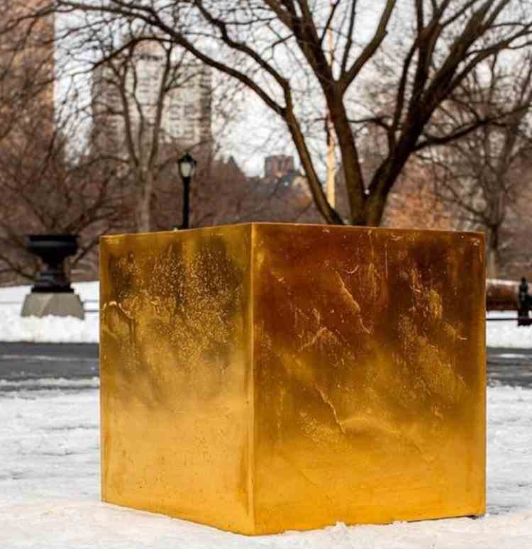 Un cub realizat din 186 de kilograme de aur pur, de 24 de karate, a fost expus în Central Park din New York