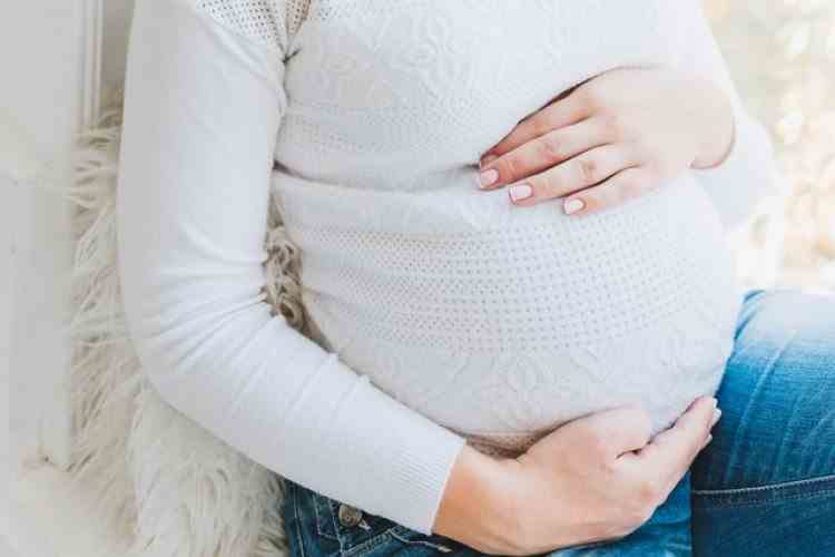 O femeie din SUA s-a prefăcut că este gravidă, pentru a primi concediu de la serviciu: S-a dat de gol când i-a căzut „burta”