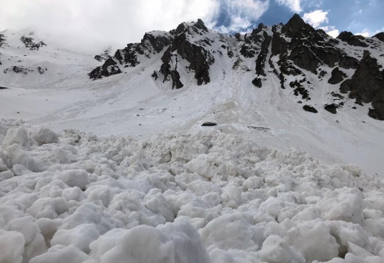 Doi schiori au murit sâmbătă în munții Făgăraș, după ce au fost prinşi de o avalanşă