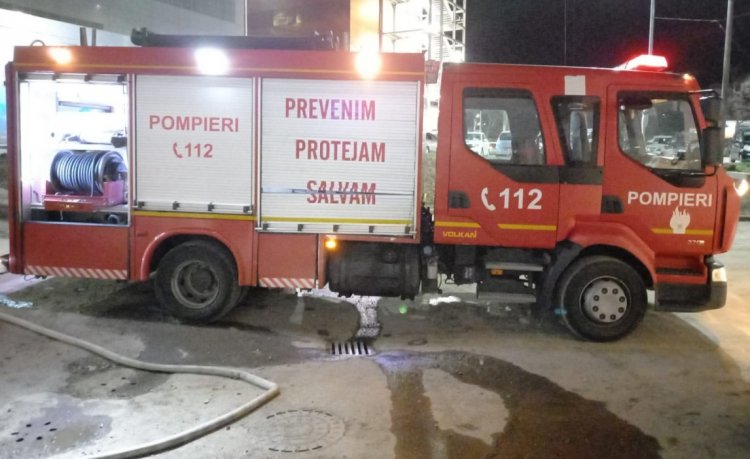 Un bărbat a murit și mai multe persoane au fost evacuate, după ce un incendiu a izbucnit într-un apartament din Bacău