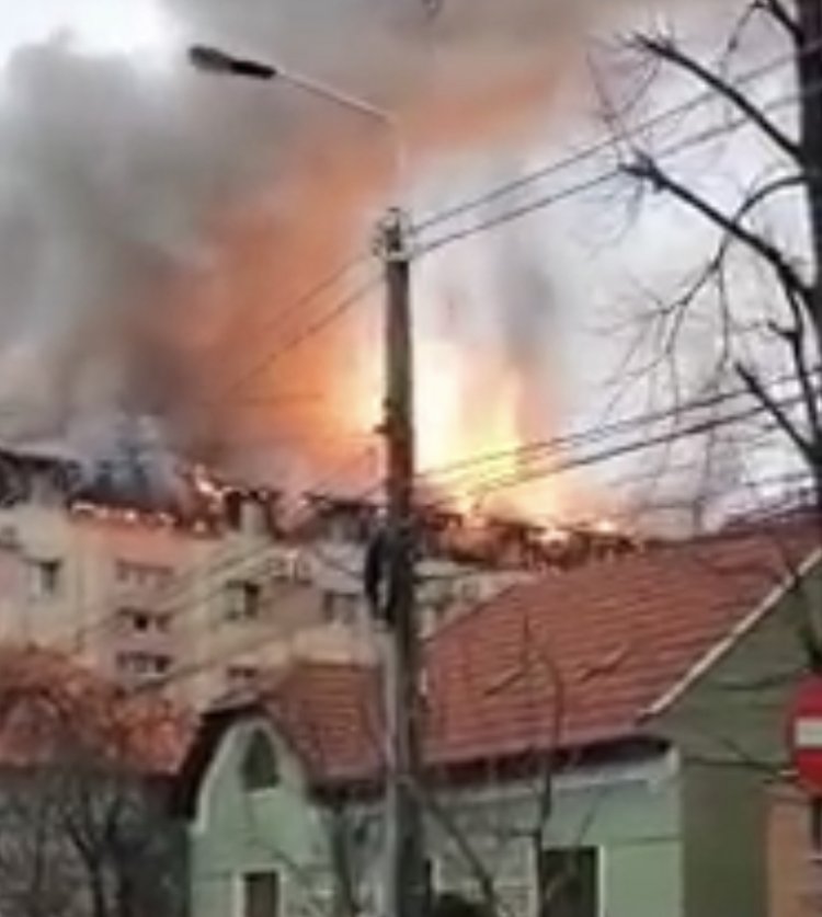 UPDATE: 60 de persoane evacuate la Timișoara, după ce un incendiu a cuprins mansarda unui bloc