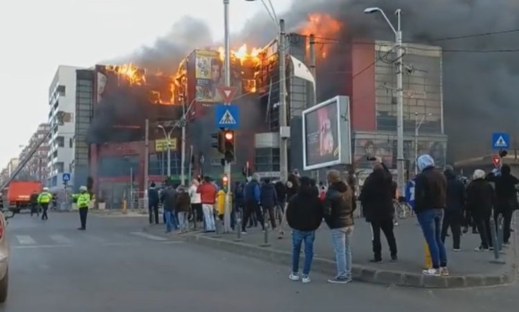 VIDEO: Incendiu puternic la un mall din Capitală - Intervenție dificilă a pompierilor, din cauza vântului