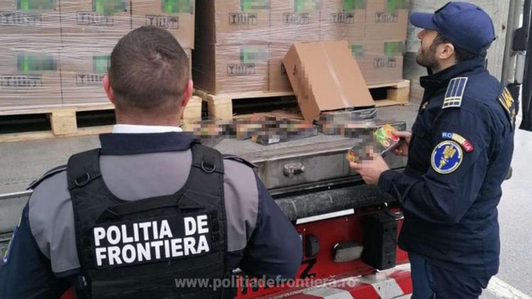 TIR încărcat cu tutun de narghilea în valoare de aproape 3 milioane de euro, descoperit de polițiștii de frontieră din Vama Nădlac