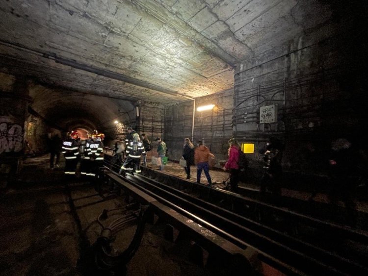 Defecţiune la metrou, între staţiile Griviţa şi Basarab - Călătorii au fost evacuaţi prin tunel
