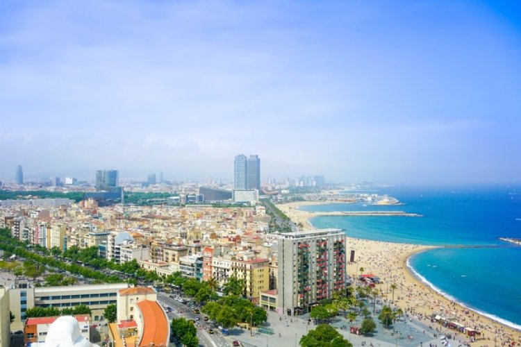 Fumatul pe plaja din Barcelona va fi interzis