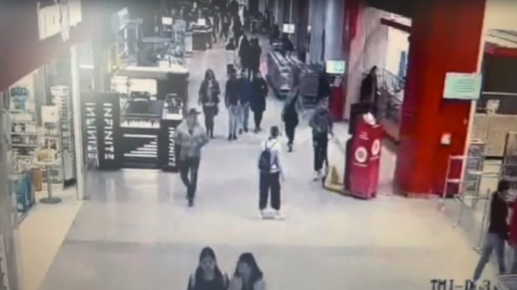 VIDEO: Momentul în care un tânăr fură un bancomat de criptomonede, în miezul zilei, într-un mall din Timișoara