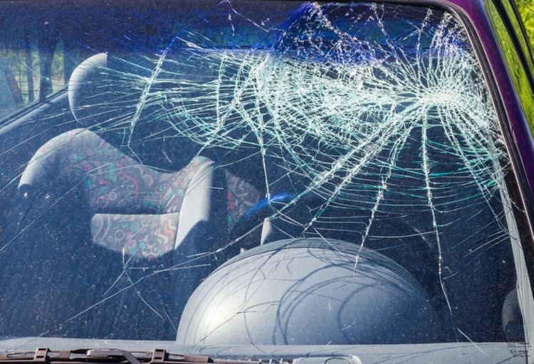 Mașina unui ucrainean a fost atacată cu pietre, după ce a accidentat un copil care traversa strada prin loc nepermis, la Dej