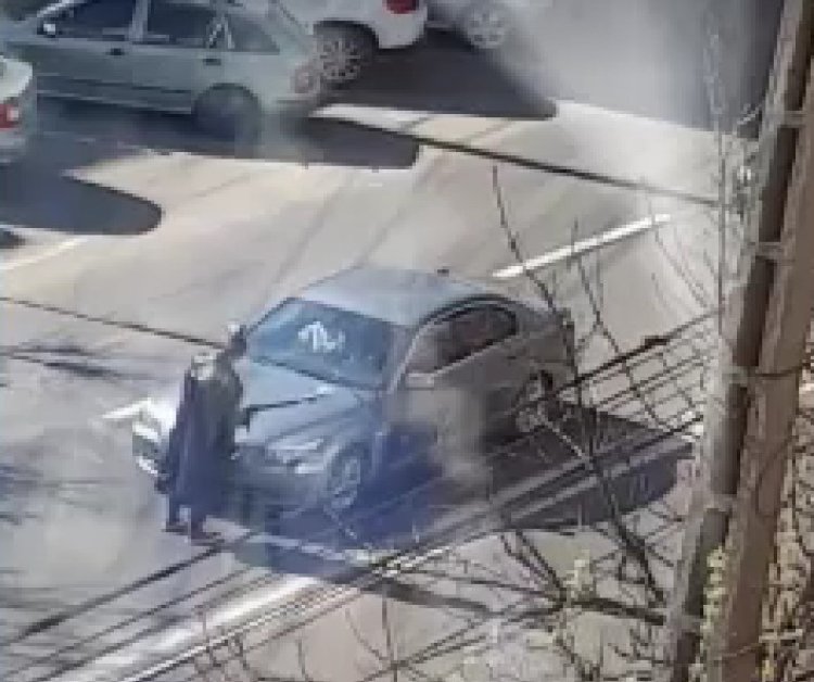 VIDEO: Un bărbat din Baia Mare a lovit cu un baston și cu un topor mașinile aflate în trafic
