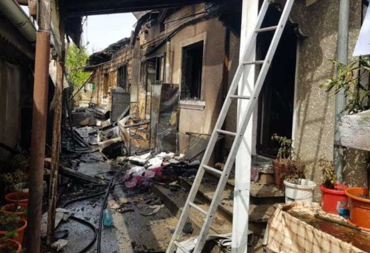 Două persoane au ajuns la spital și o casă a fost distrusă la Craiova, din cauza unui incendiu pornit de la o lumânare nesupravegheată