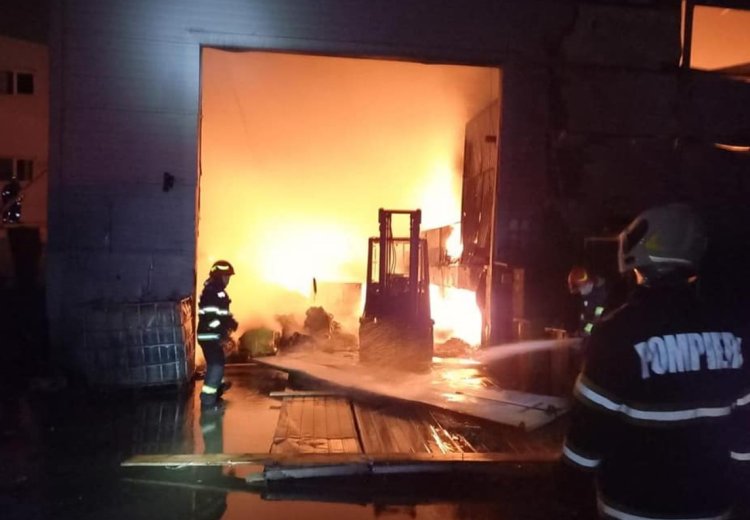 Incendiu cu degajări mari de fum la clădirea Halelor Centrale din Ploiești