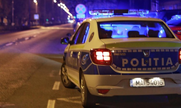 Polițistă rănită, după ce autospeciala în care se afla a fost implicată într-un accident rutier, în București