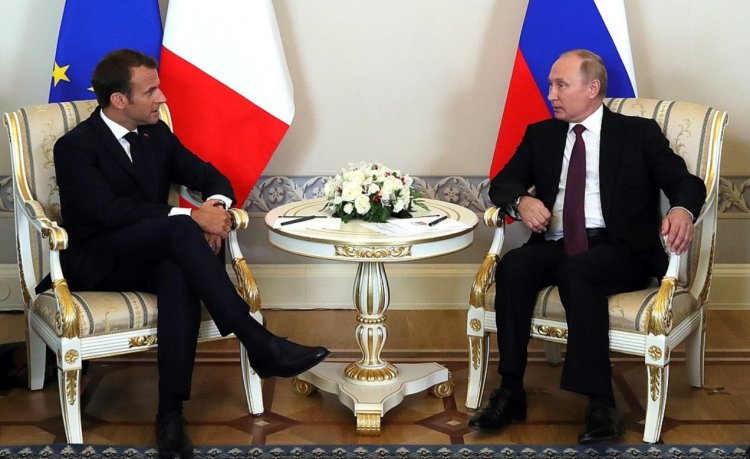 Emmanuel Macron reia convorbirile telefonice cu Vladimir Putin, după o pauză de o lună