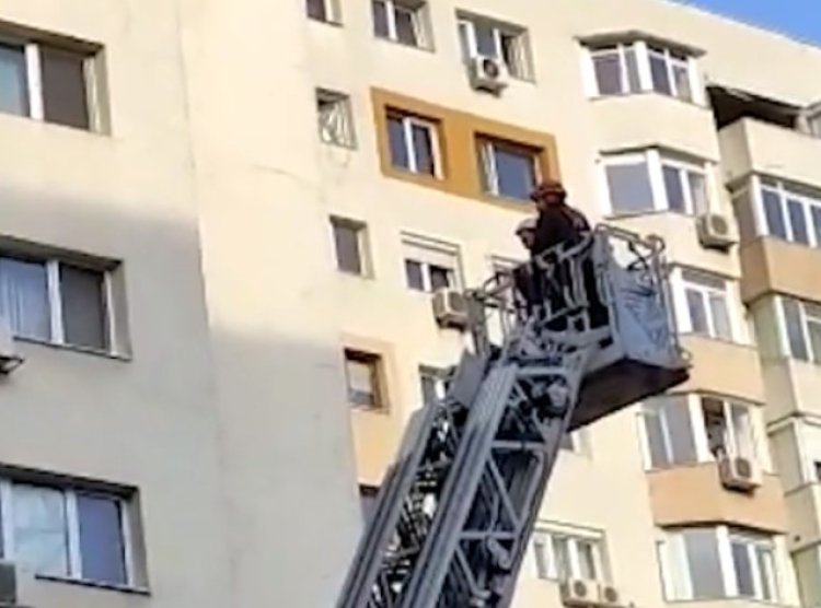Un bărbat complet dezbrăcat amenință că se aruncă de la etajul 5 al unui bloc din Sectorul 1 din București