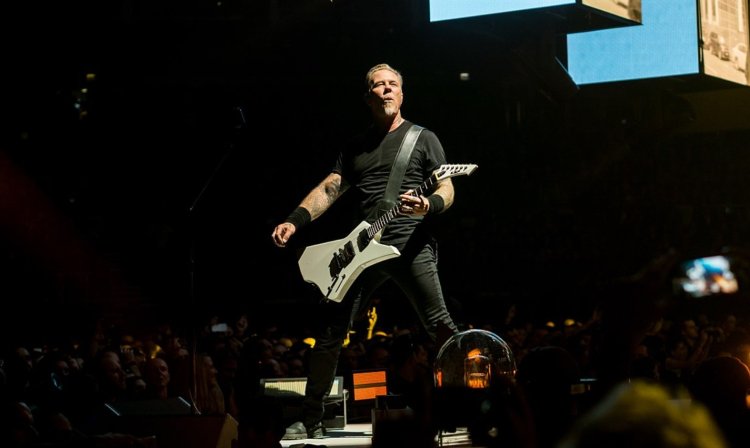 O tânără din Brazilia a născut în timpul unui concert Metallica, chiar în mijlocul mulțimii