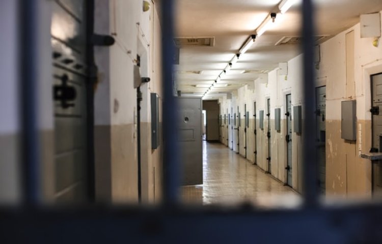 Un român ținut la izolare într-o închisoare din Franța, s-a sinucis cu o zi înainte de a fi judecat