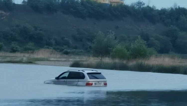 VIDEO: Un șofer a rămas blocat în râul Bistrița, după ce a încercat să îl traverseze cu mașina