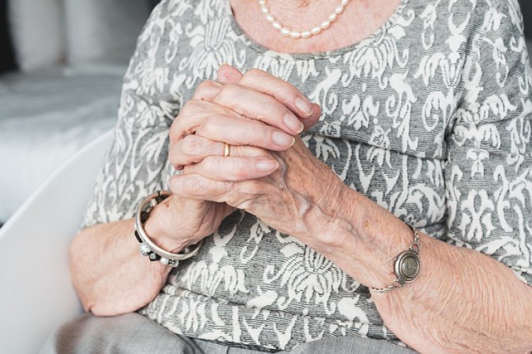Femeie de 74 de ani, trimisă în judecată, după ce a jefuit o bătrână de 89 de ani - Cum acționa infractoarea