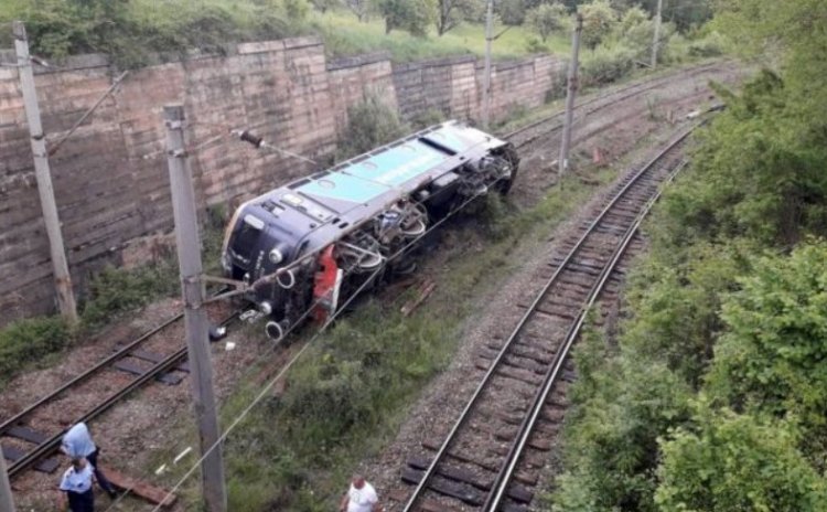 O locomotivă a deraiat în județul Hunedoara - Mecanicul a fost rănit
