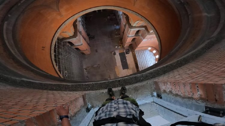 VIDEO: Salt cu parașuta, în interiorul Catedralei Neamului, aflată în construcție