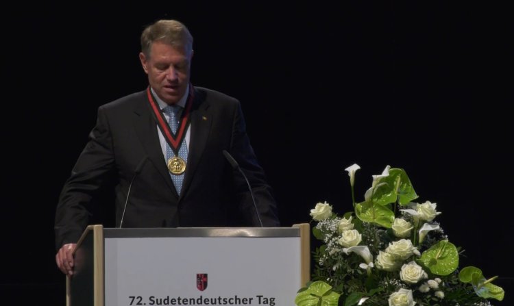 VIDEO: Președintele Klaus Iohannis, recompensat cu Premiul European Carol al IV-lea al Asociaţiei Germanilor Sudeţi, în Germania